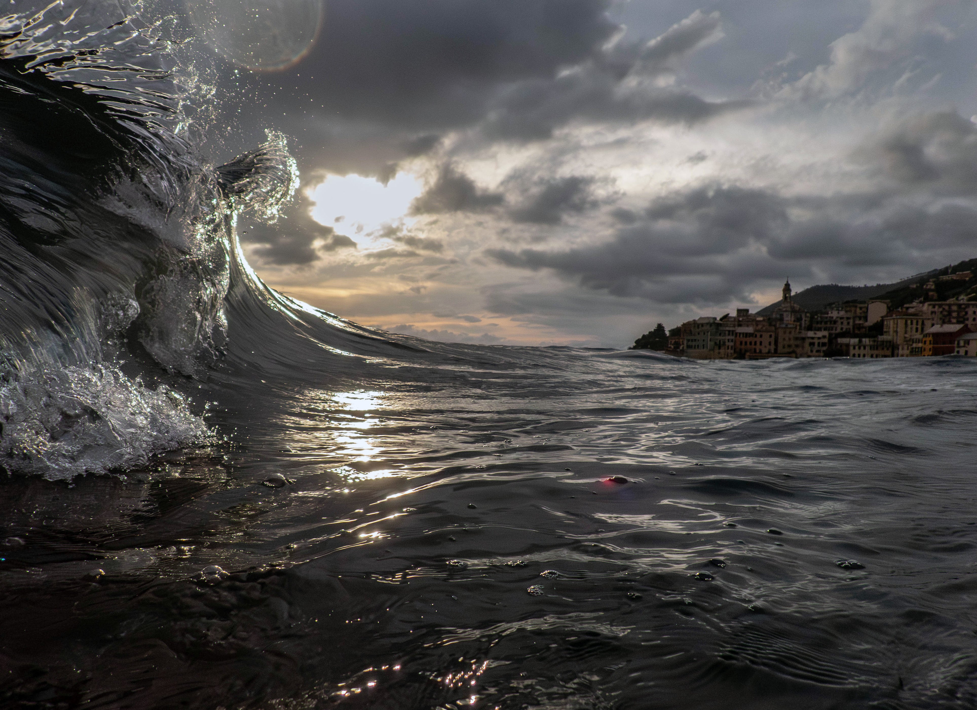 Sea wave in movement against sunlight in Bogliasco, Liguria shot by Federico Traverso for MarMar Genova