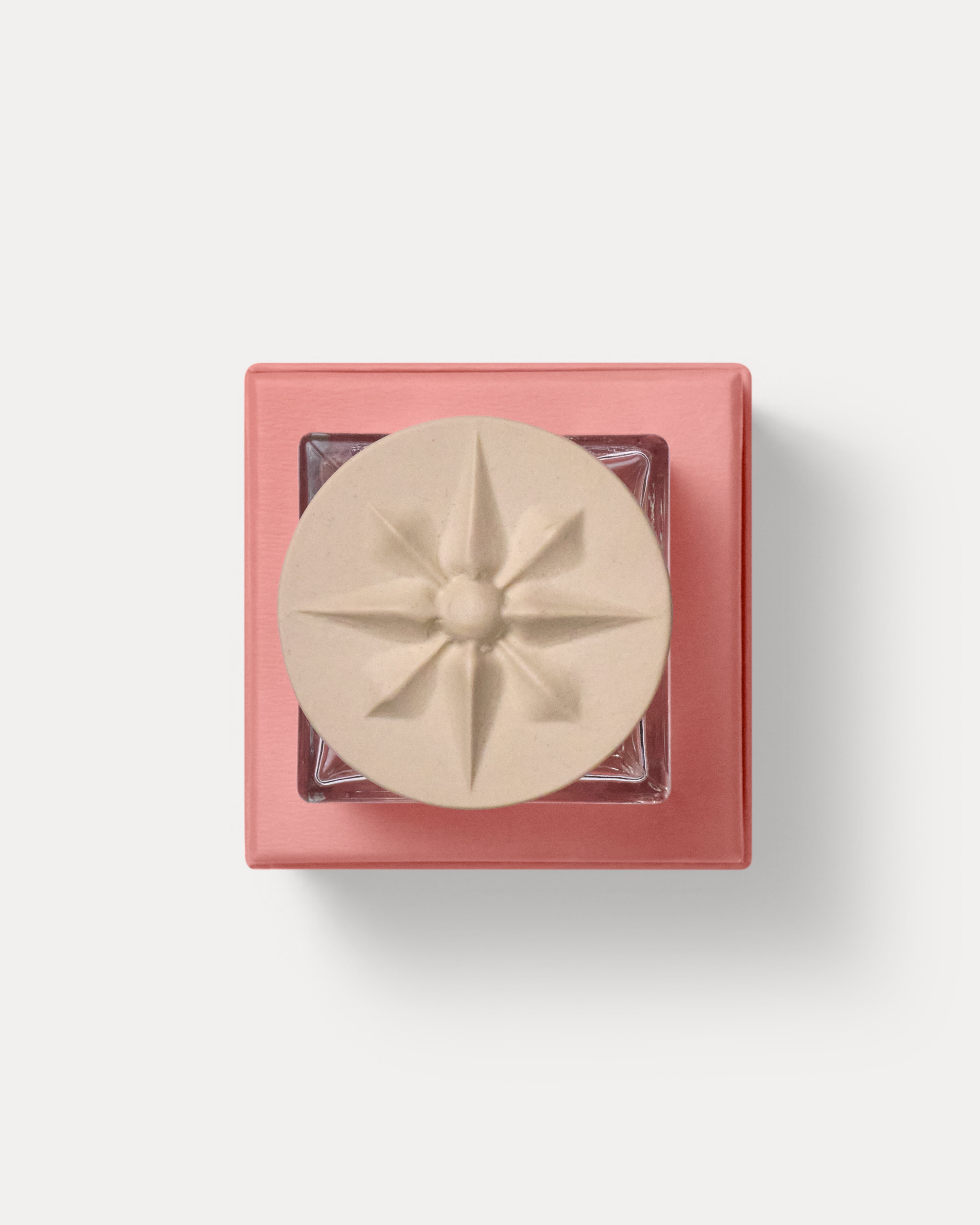 Top shot of the beige grès stoneware cap of Amor Perfetto by MarMar Genova inside its pink box